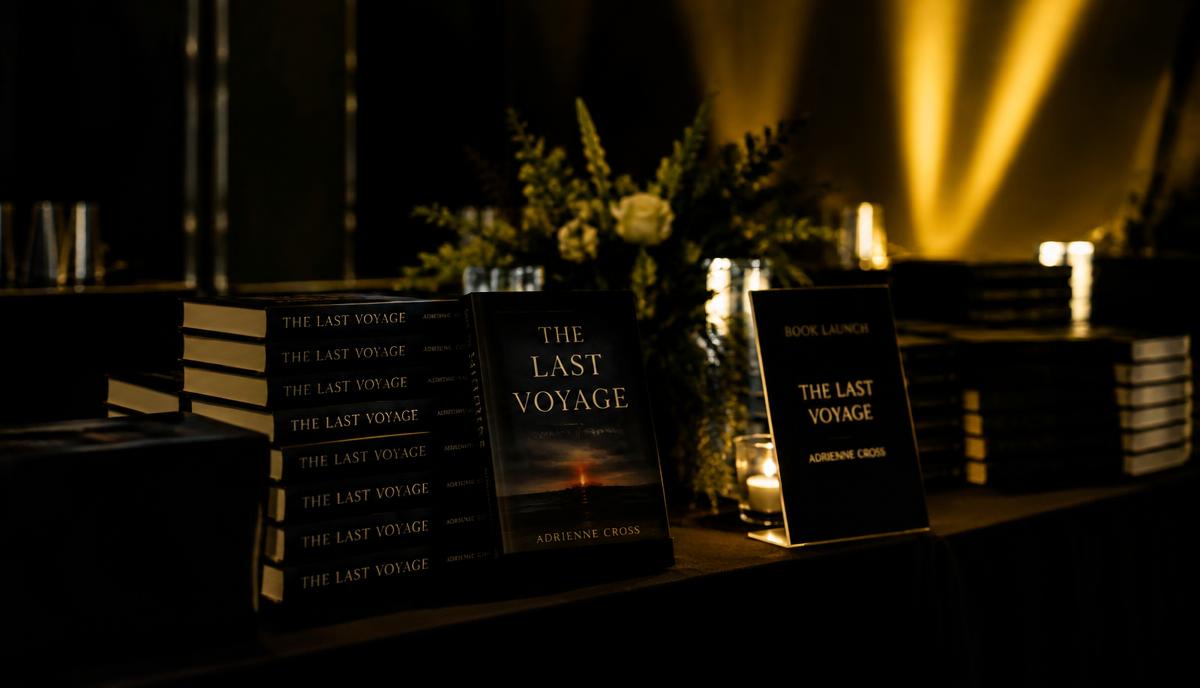 Mesa de lançamento com livros empilhados